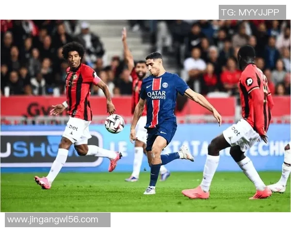 足总杯激战曼联与巴黎圣日耳曼战成平局乌龙球成比赛转折点分析