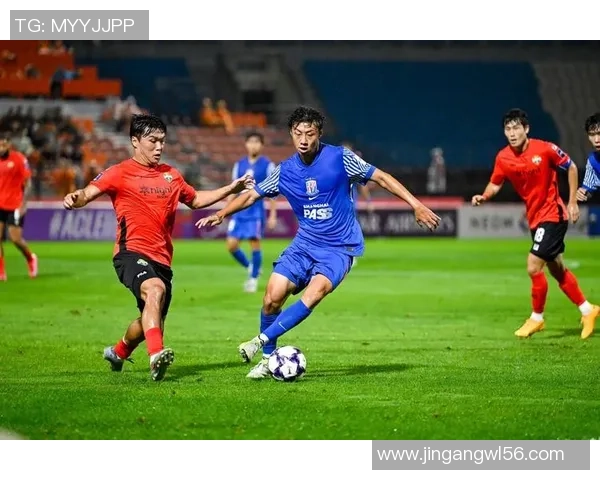 中超精彩对决曼联3-0战胜巴萨点球大战点燃全场热情与转会传闻